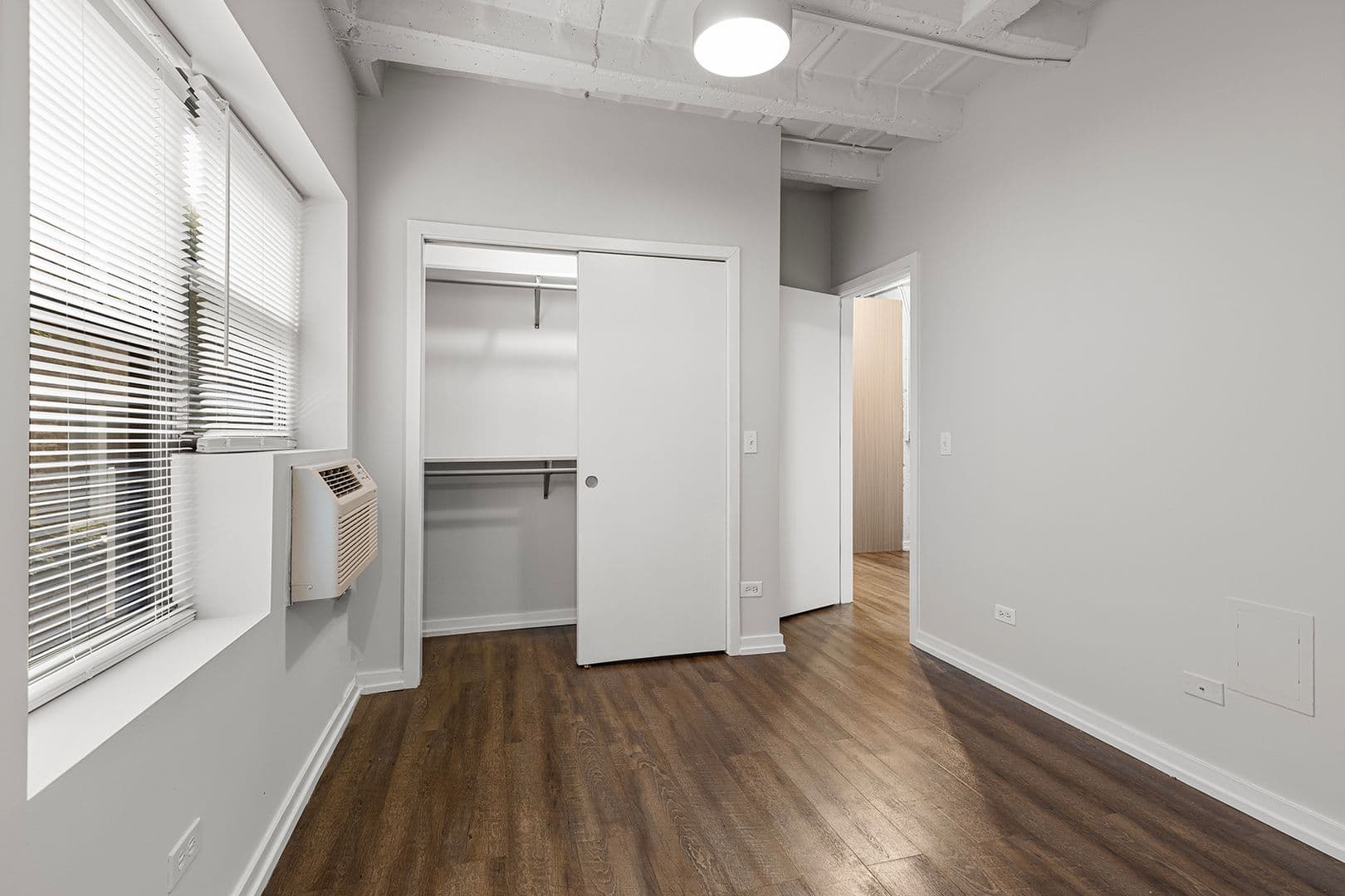 Chicago Apartment: 5718 N Winthrop Avenue