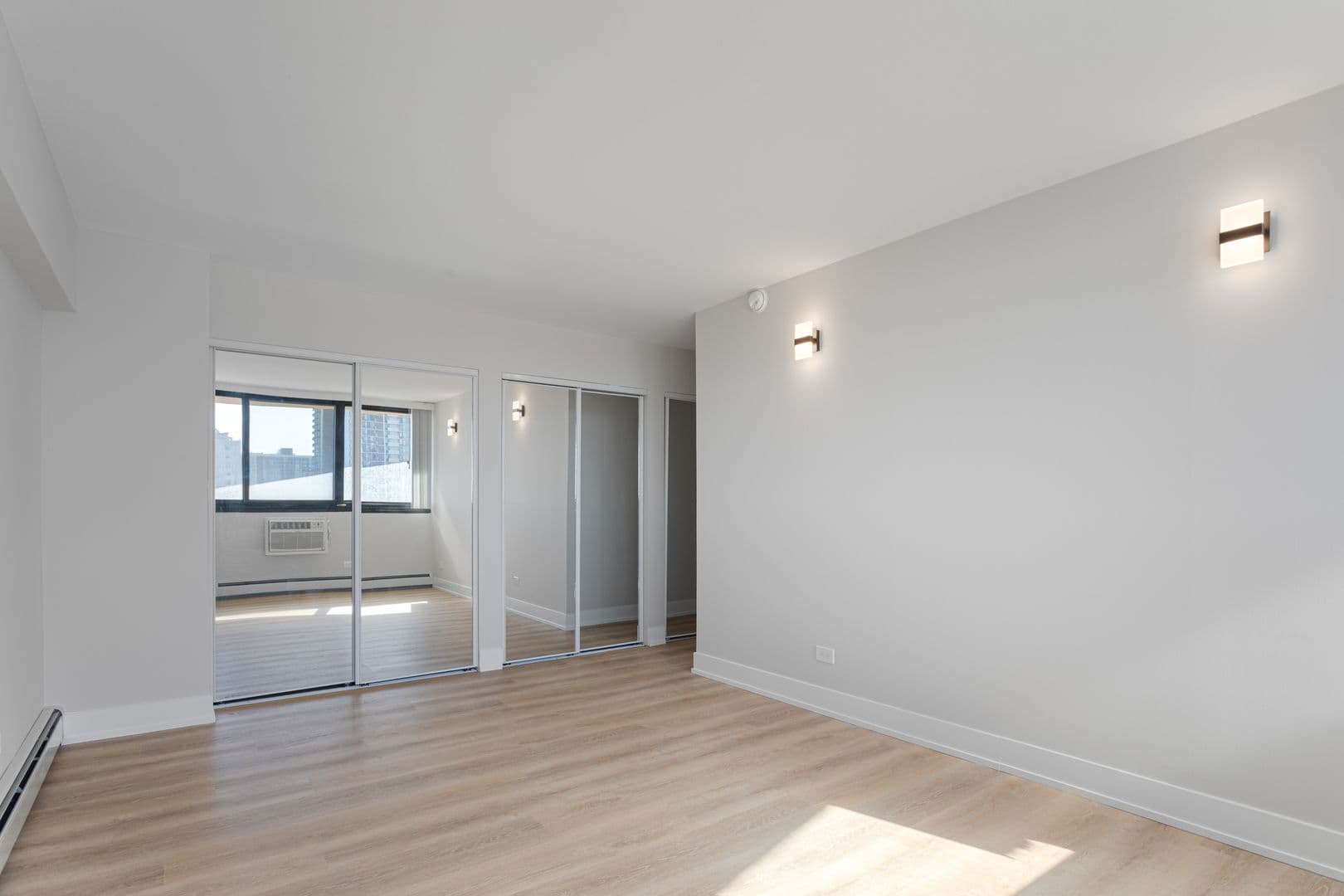 Chicago Apartment: 6166 N Sheridan Rd