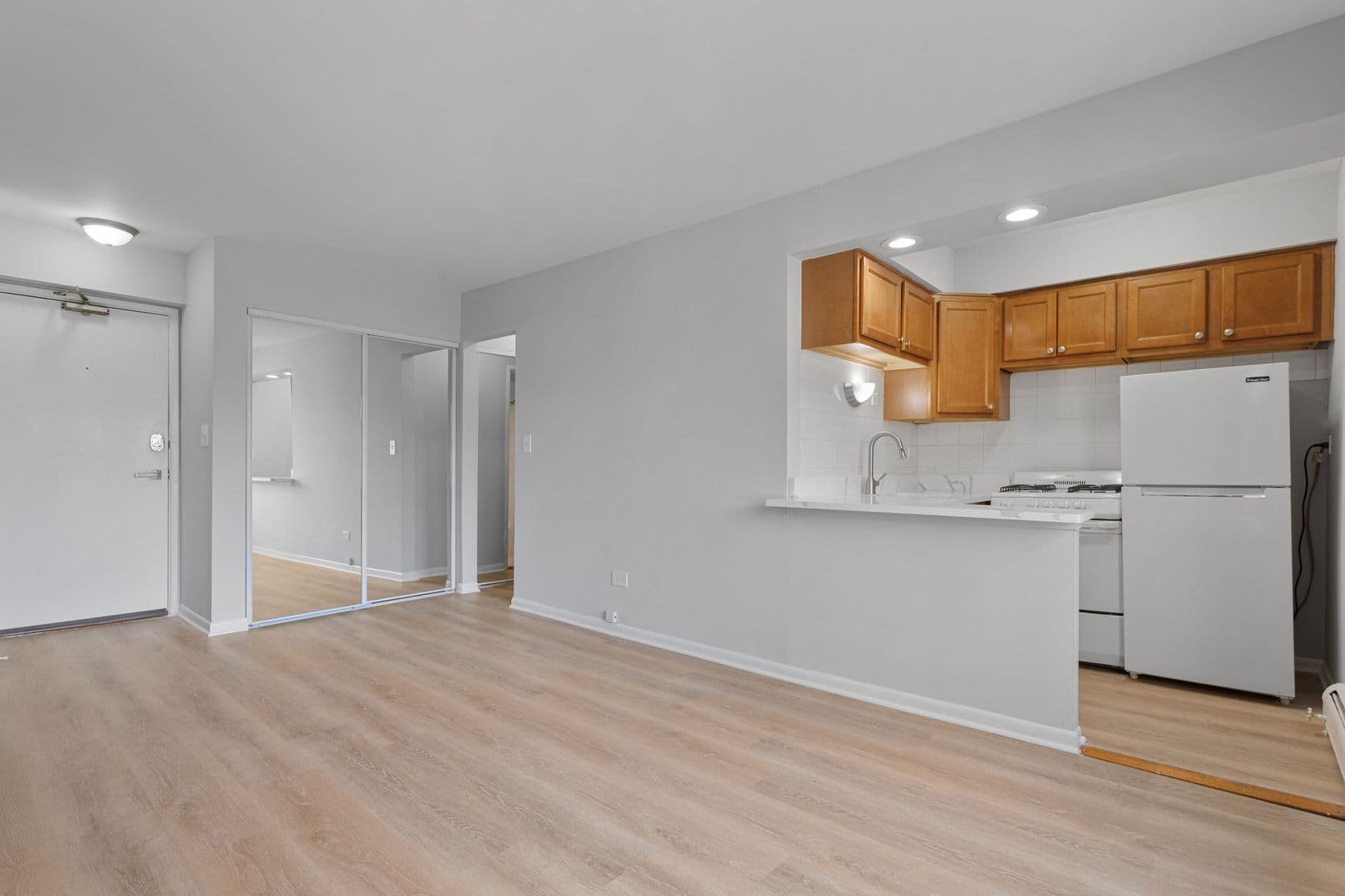 Chicago Apartment: 6758 N. Sheridan Rd.