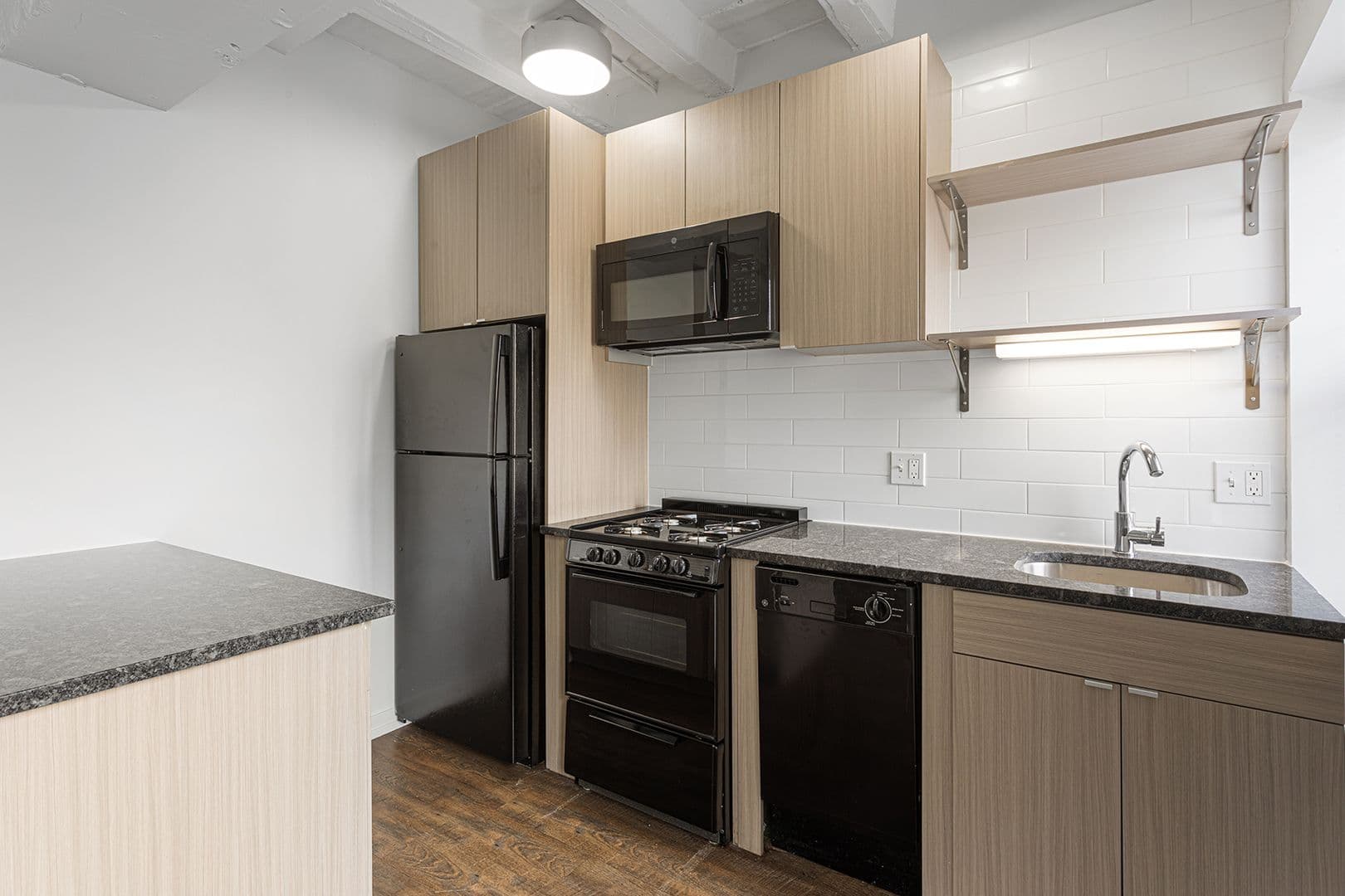 Chicago Apartment: 5718 N Winthrop Avenue