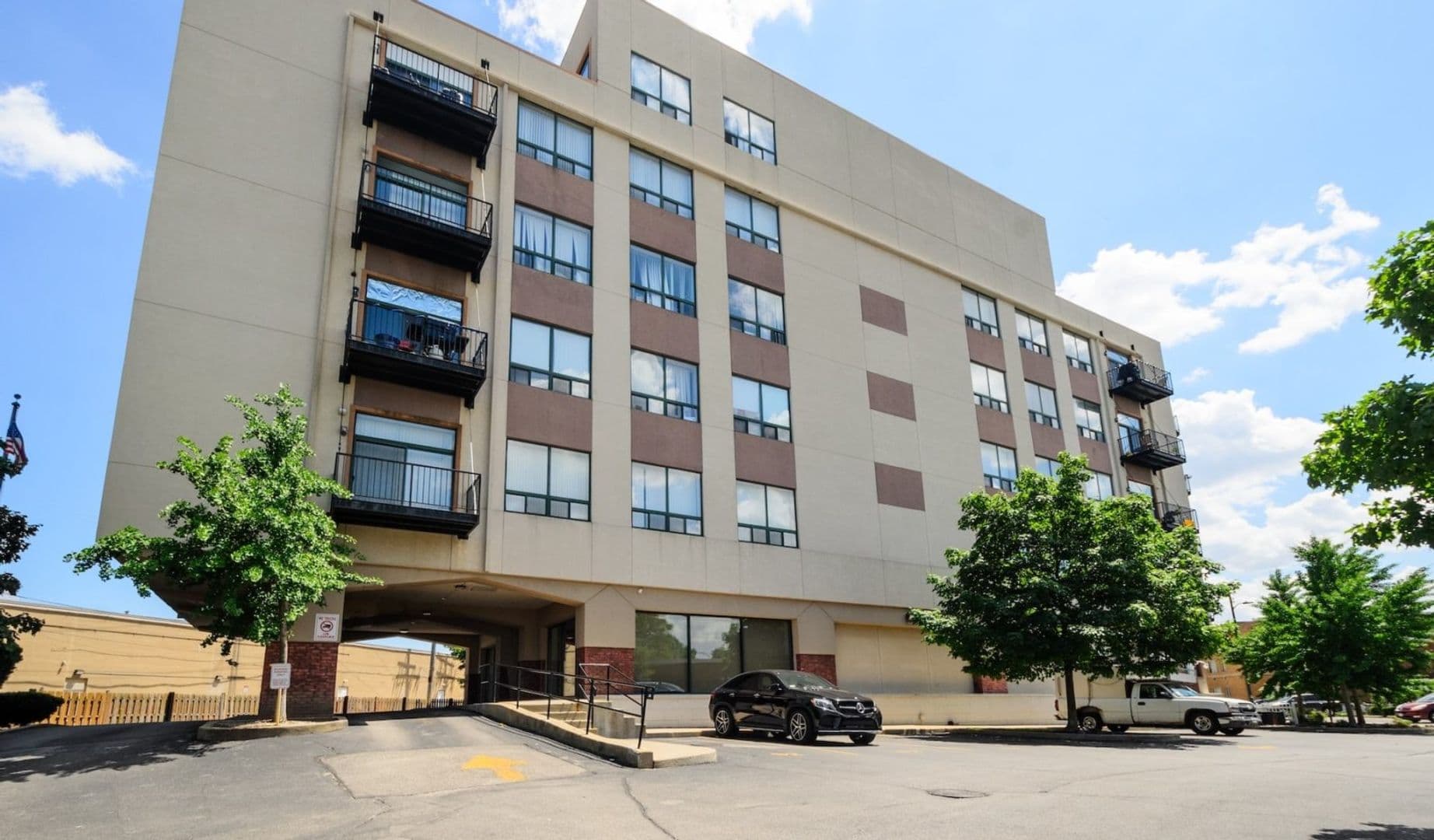Chicago Apartment: 2451 W Howard Street
