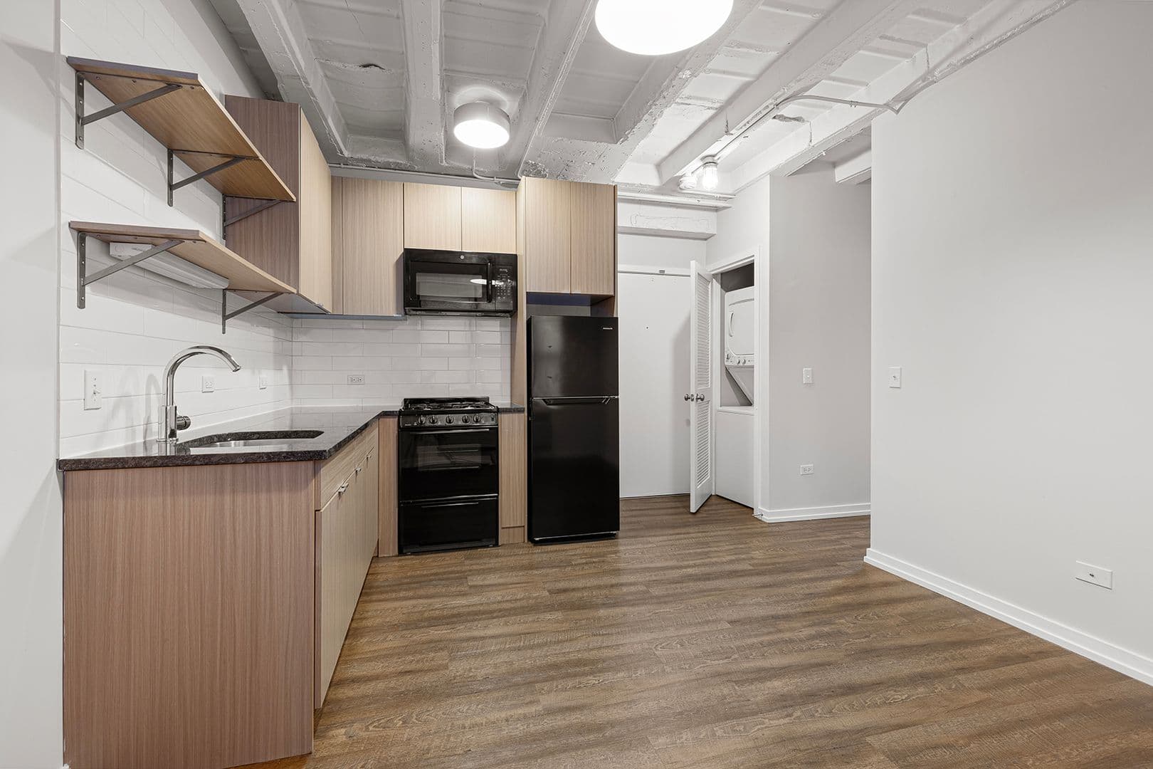 Chicago Apartment: 5718 N Winthrop Avenue