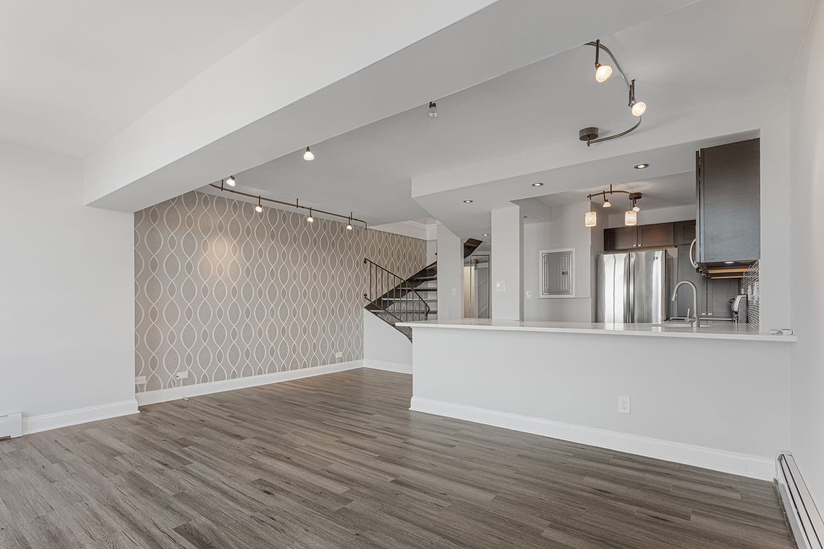 Chicago Apartment: 6166 N Sheridan Rd