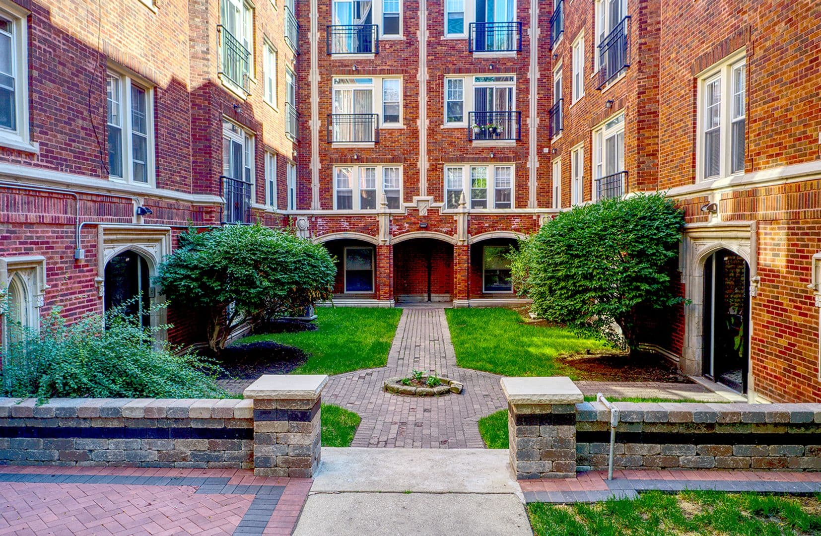 Chicago Apartment: 7320-30 N Damen Ave