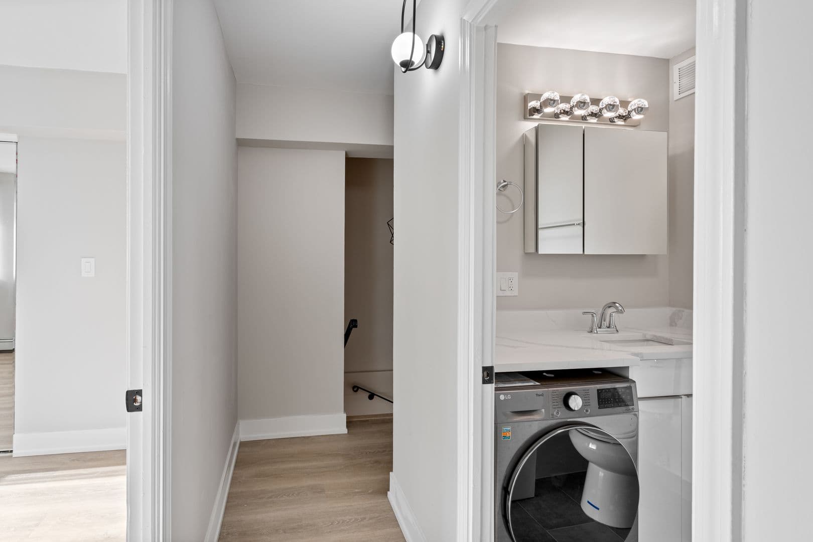 Chicago Apartment: 6166 N Sheridan Rd