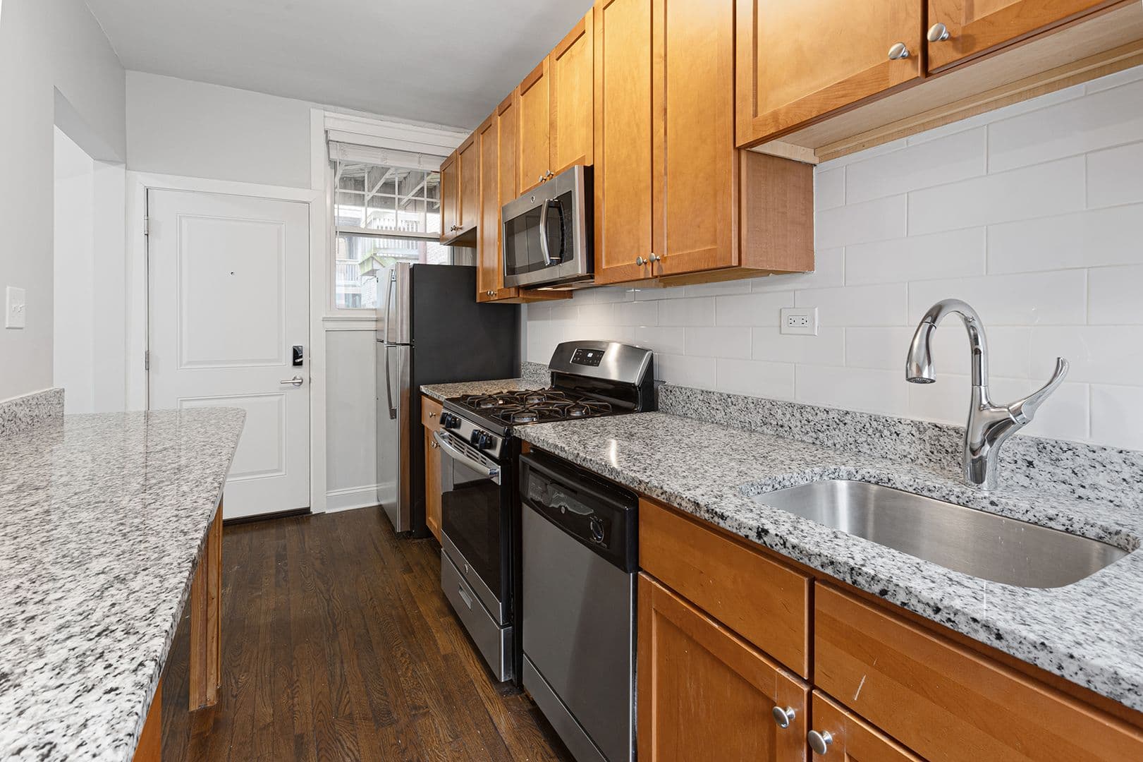 Chicago Apartment: 6100-6118 N Winthrop Ave