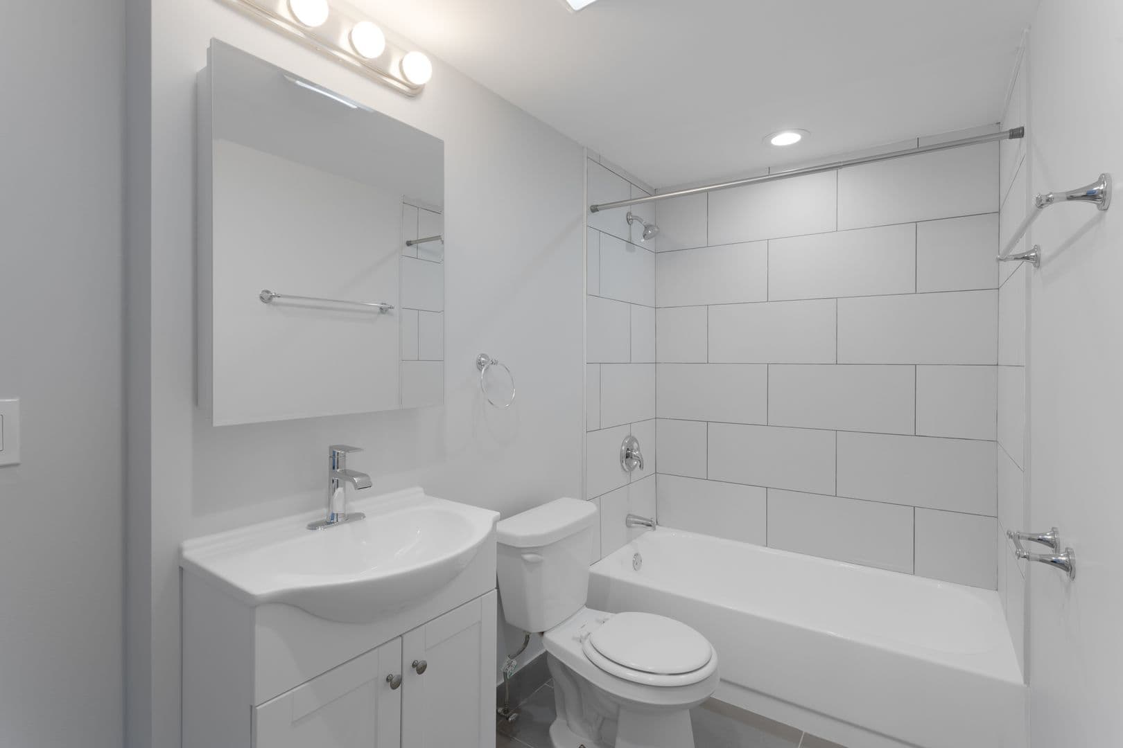 Chicago Apartment: 6026 N Winthrop