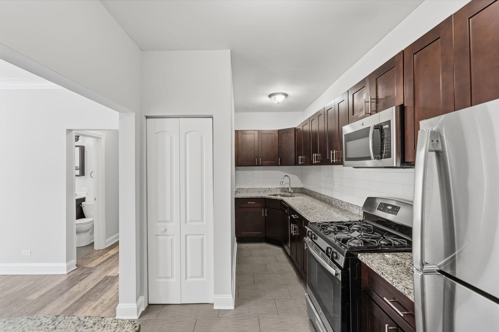Chicago Apartment: 1608 W Sherwin Ave