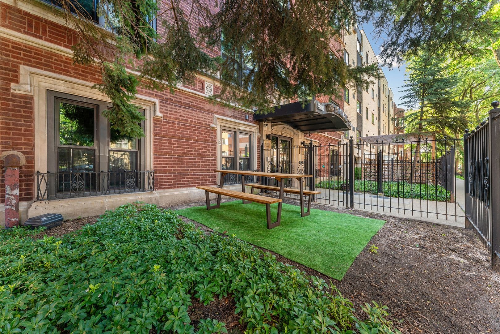 Chicago Apartment: 6019 N Winthrop Avenue