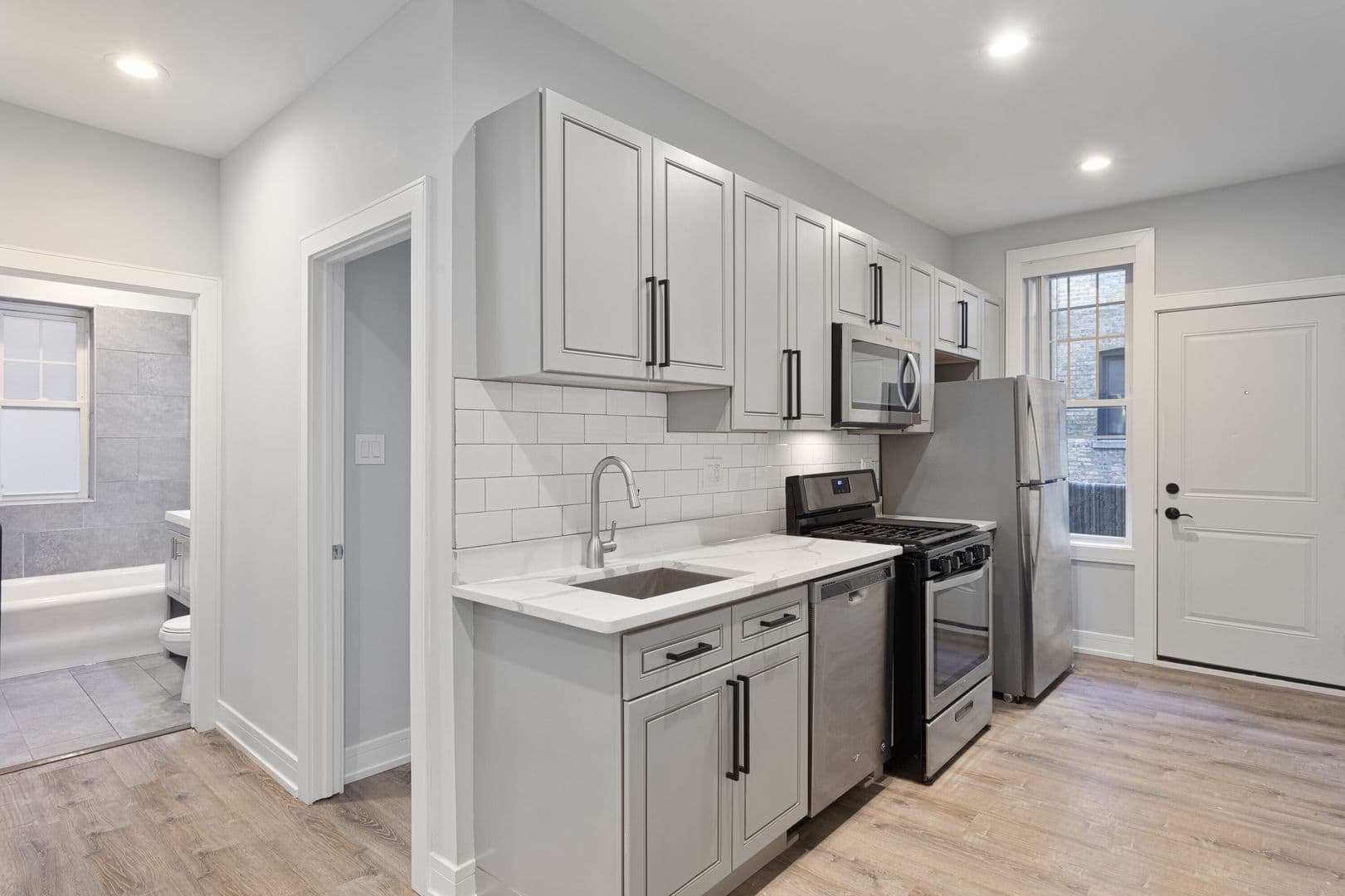 Chicago Apartment: 1902-1908 W Morse Ave