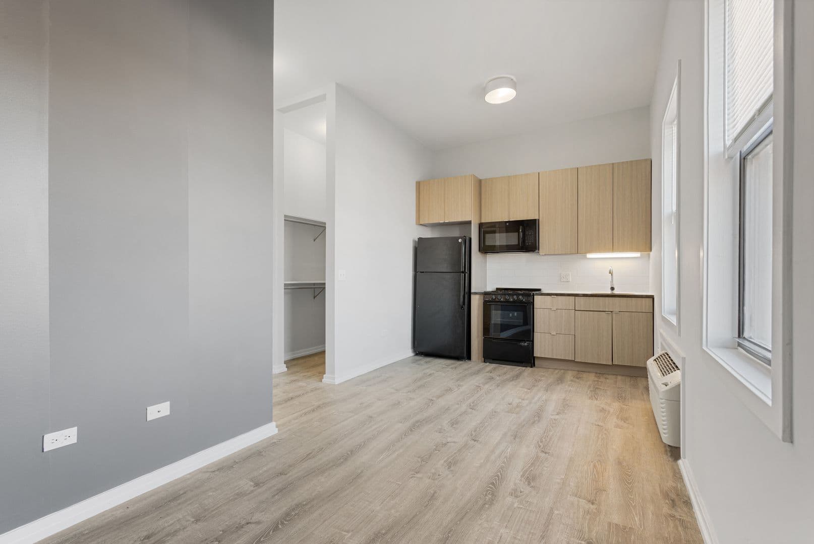 Chicago Apartment: 4875 N Magnolia Ave
