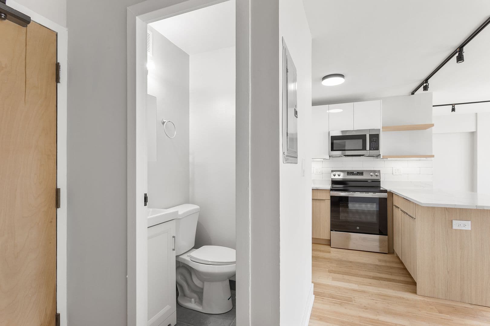 Chicago Apartment: 6166 N Sheridan Rd