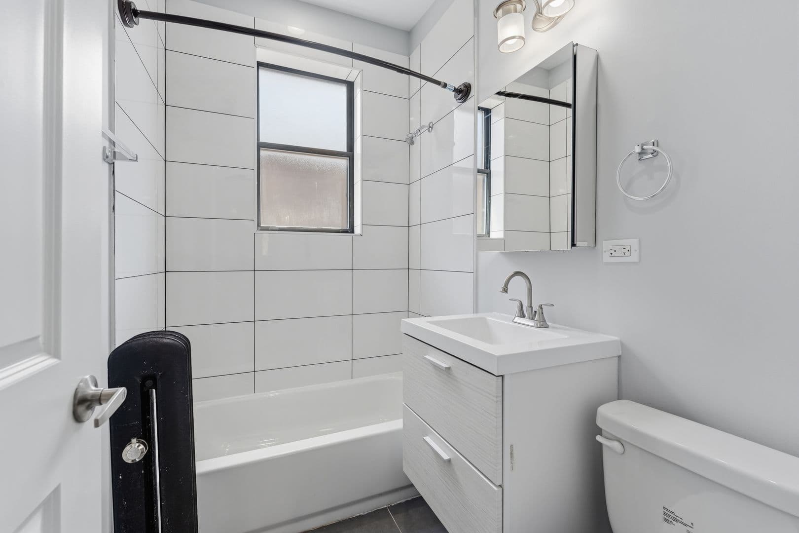 Chicago Apartment: 7618 - 26 N.Eastlake Terrace