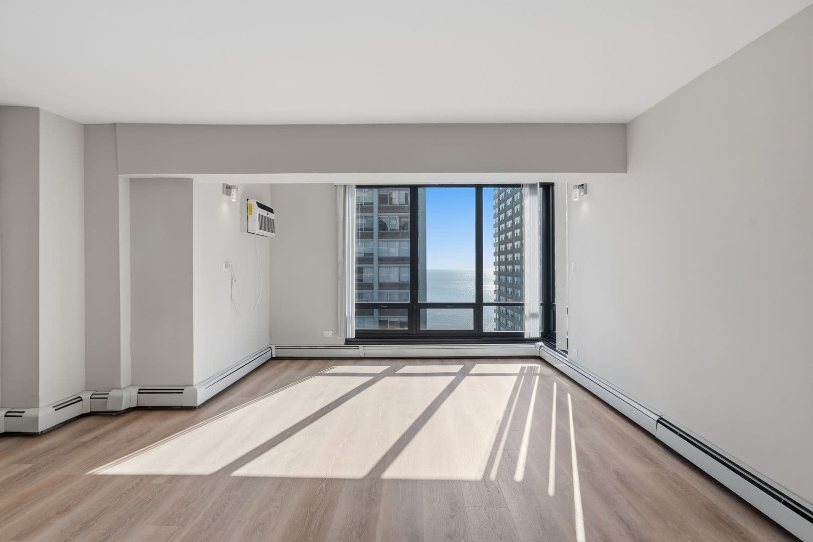 Chicago Apartment: 6166 N Sheridan Rd