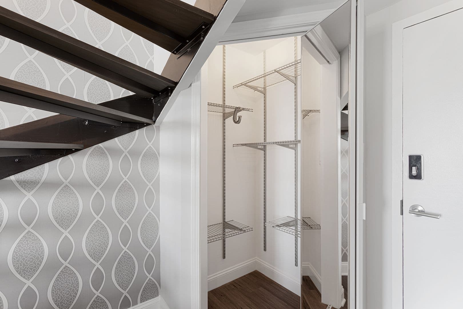 Chicago Apartment: 6166 N Sheridan Rd