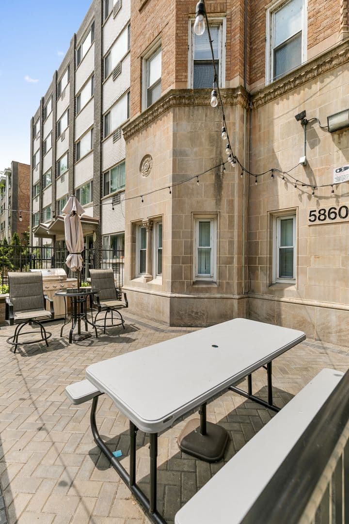 Chicago Apartment: 5860 N Kenmore Avenue