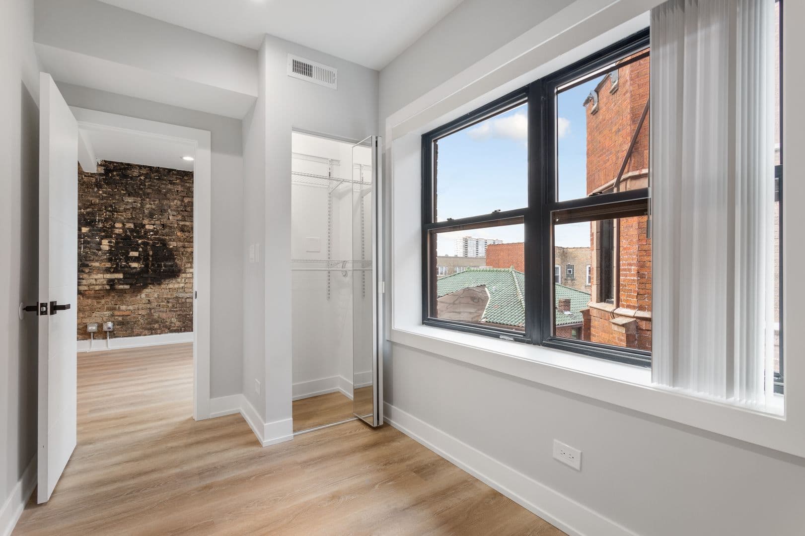 Chicago Apartment: 1548-1558.5 W Juneway