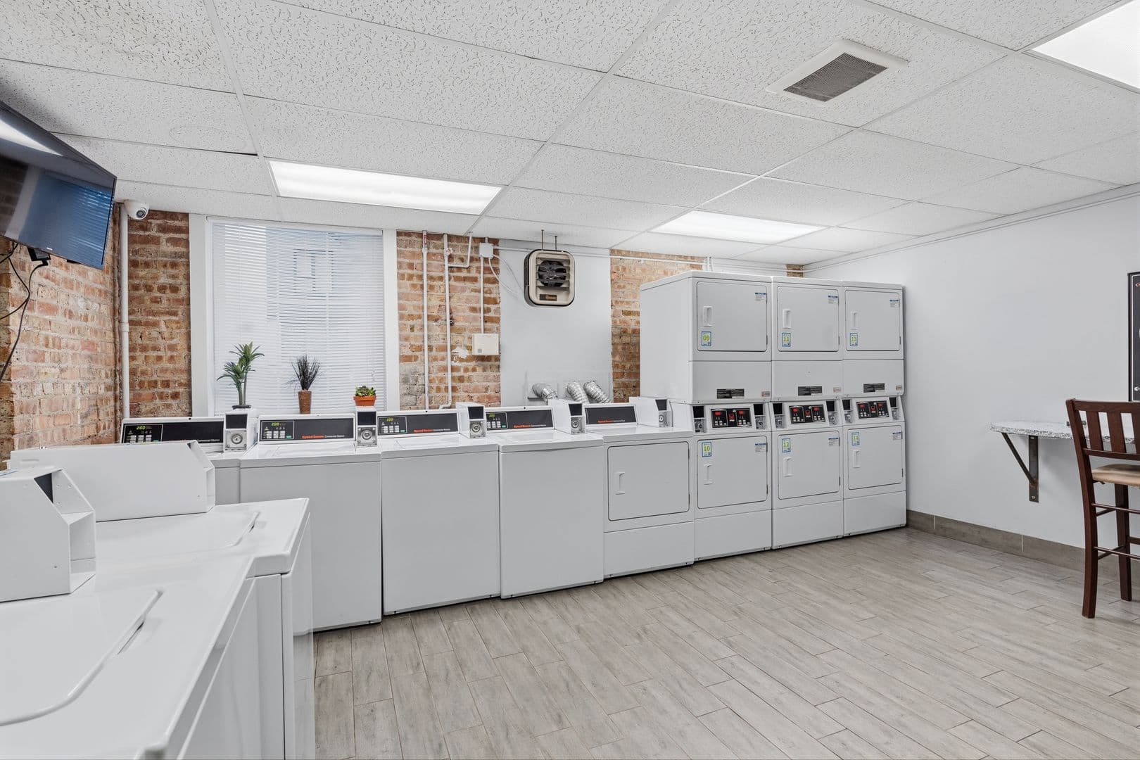 Chicago Apartment: 6100-6118 N Winthrop Ave