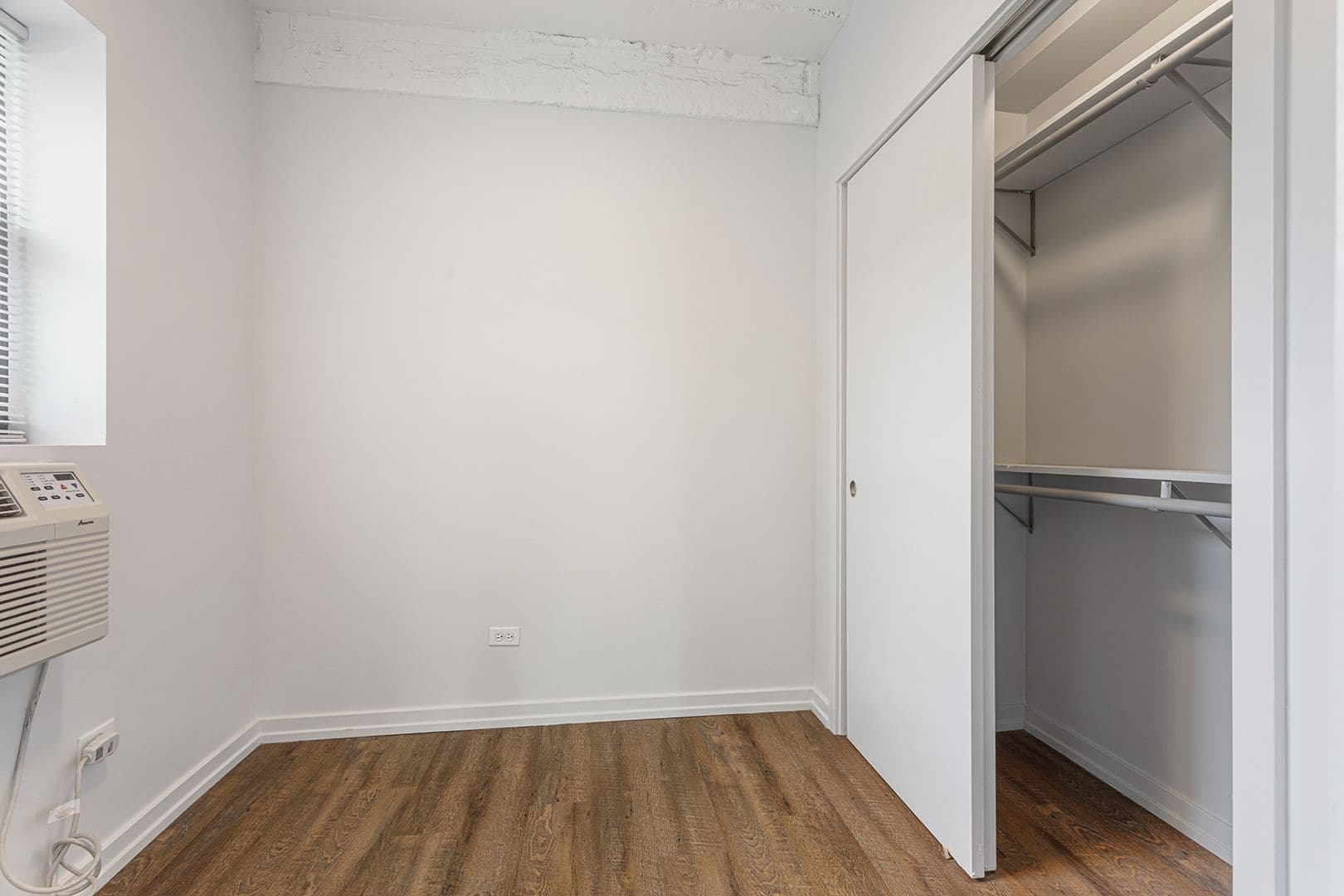 Chicago Apartment: 5718 N Winthrop Avenue
