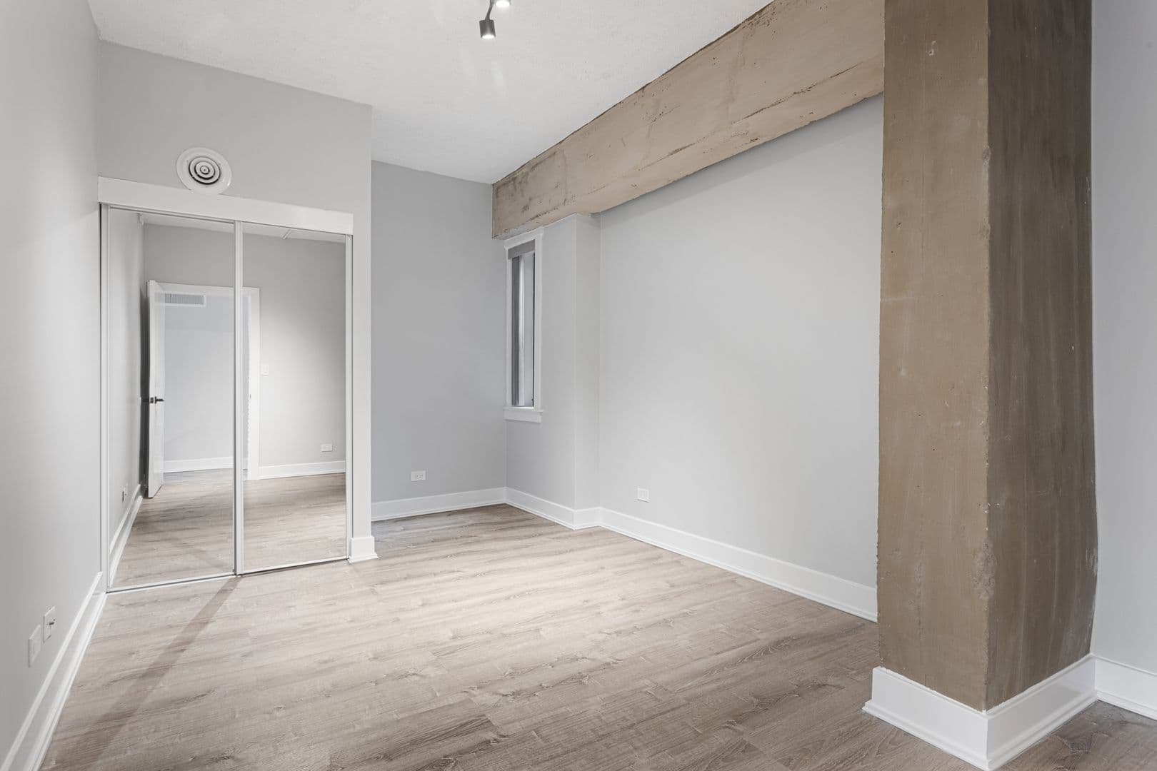 Chicago Apartment: 7645 N Sheridan Rd