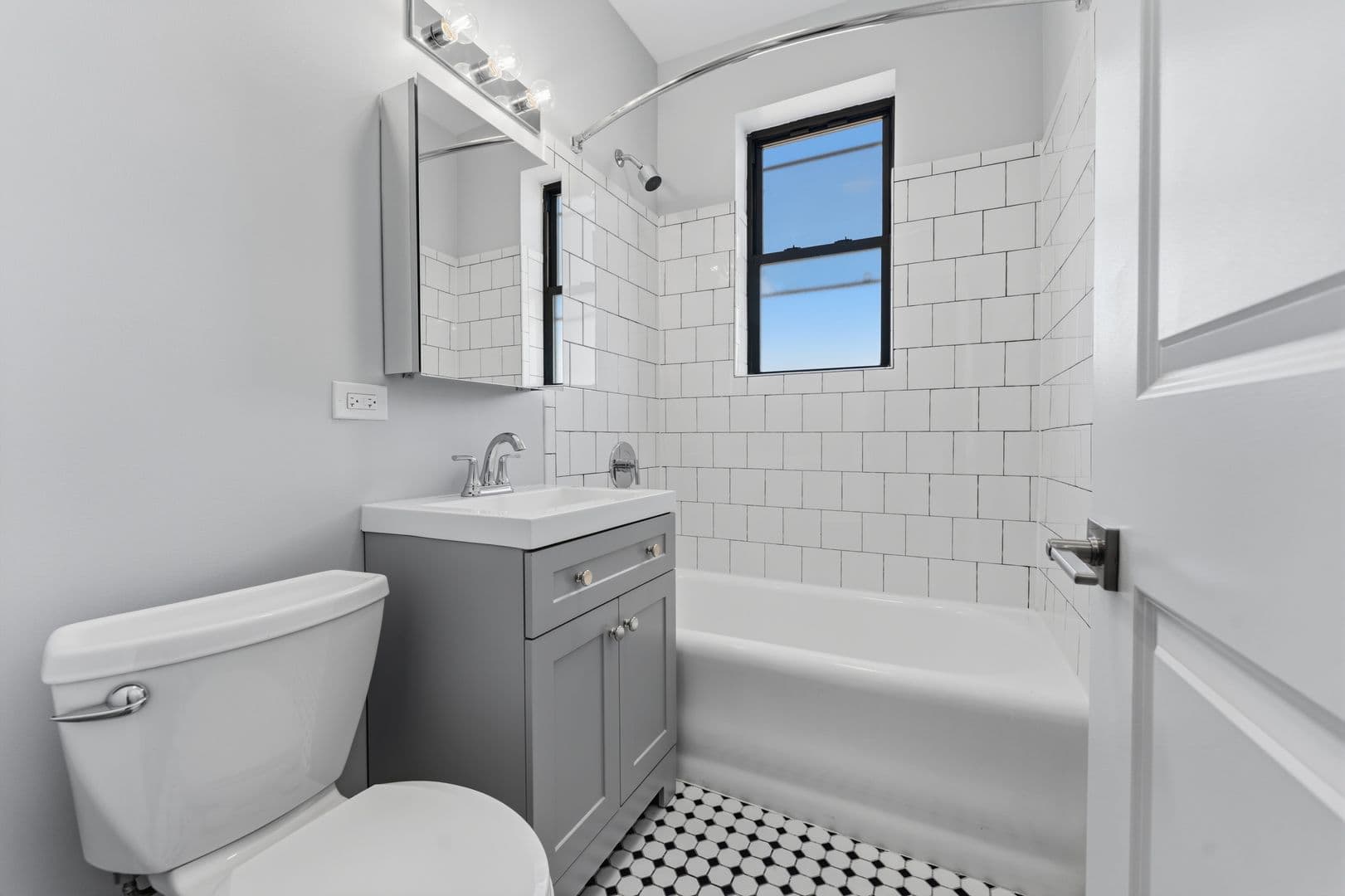 Chicago Apartment: 6807 N Sheridan Road