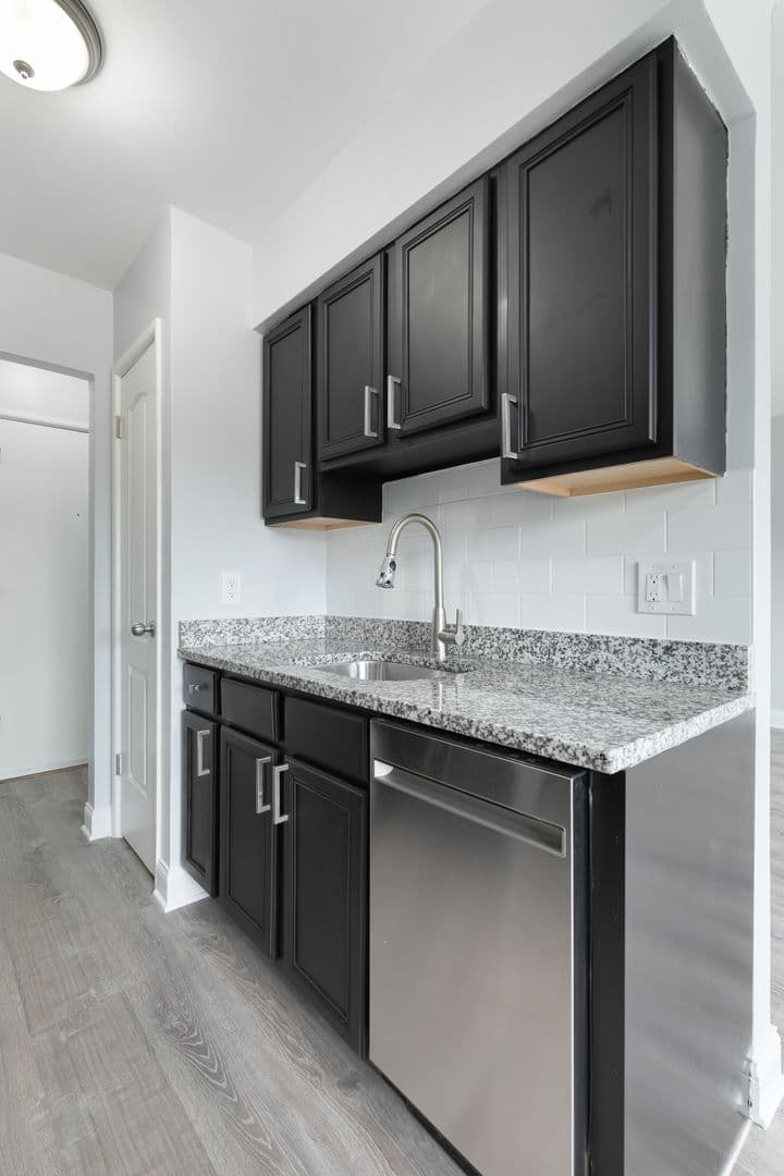Chicago Apartment: 6826 N Ridge Blvd