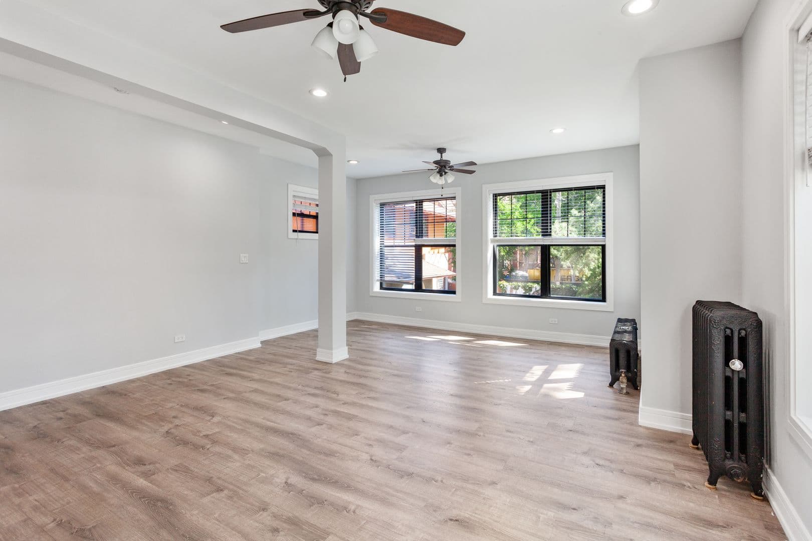 Chicago Apartment: 6100-6118 N Winthrop Ave