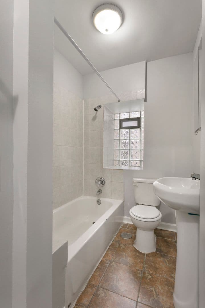 Chicago Apartment: 4555 N Malden St
