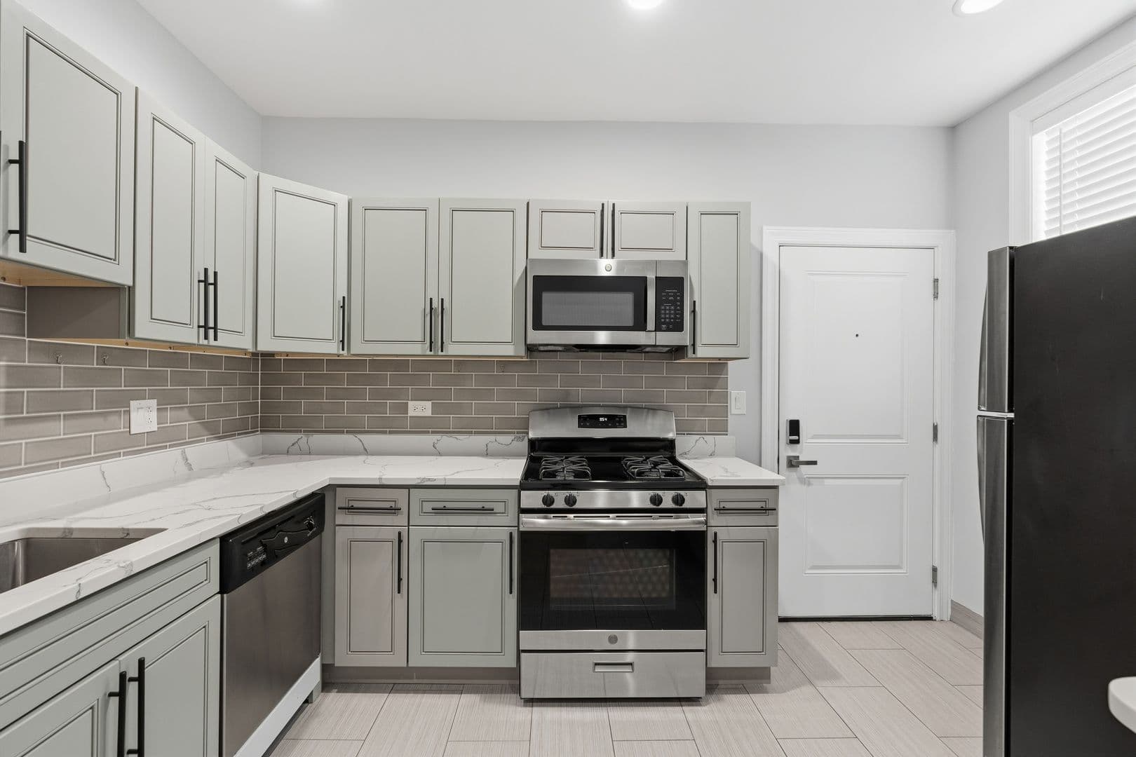 Chicago Apartment: 6100-6118 N Winthrop Ave