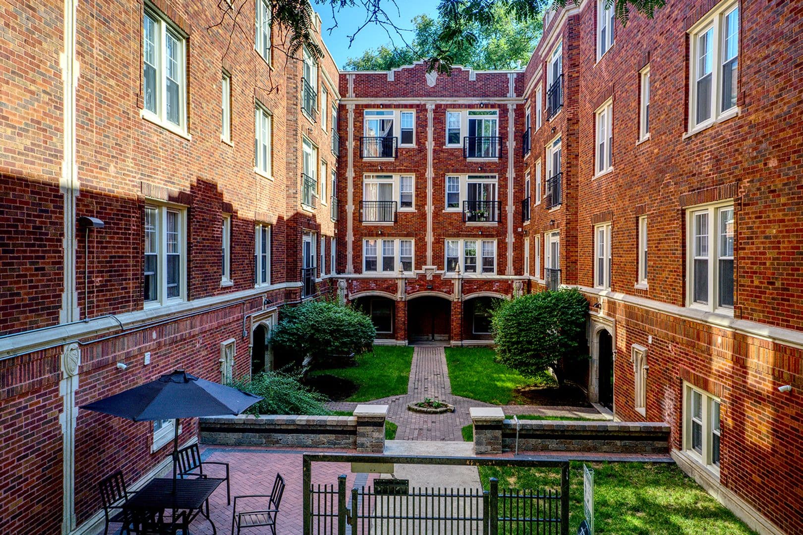 Chicago Apartment: 7320-30 N Damen Ave