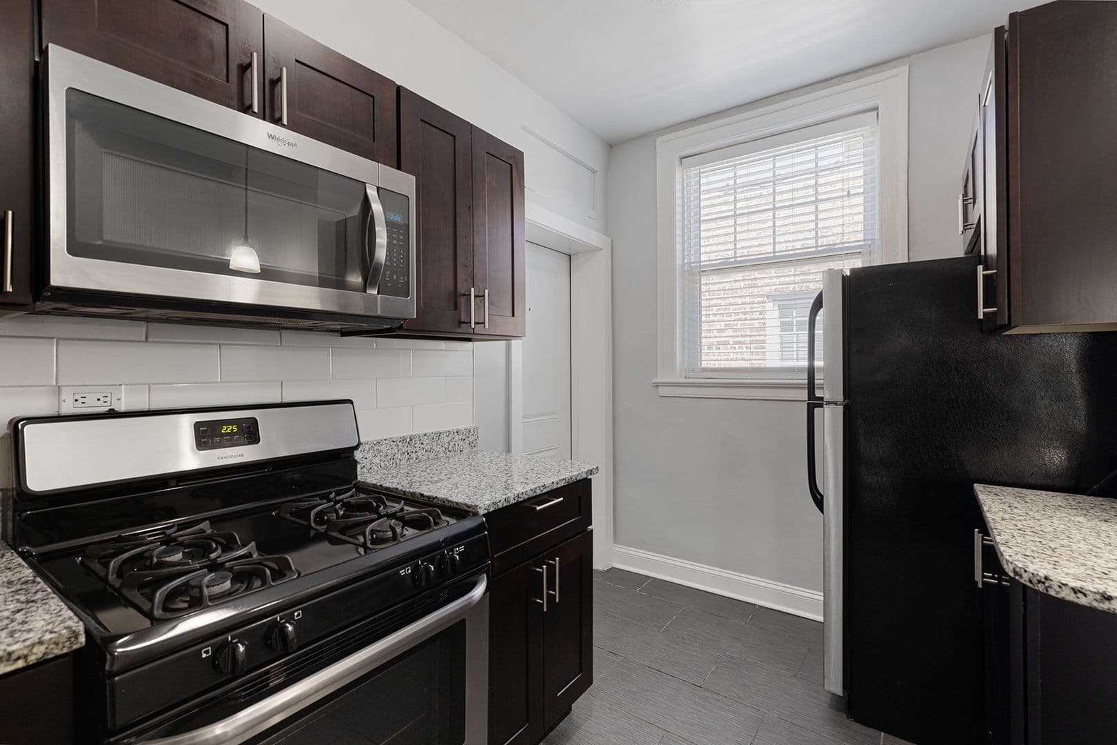 Chicago Apartment: 6100-6118 N Winthrop Ave
