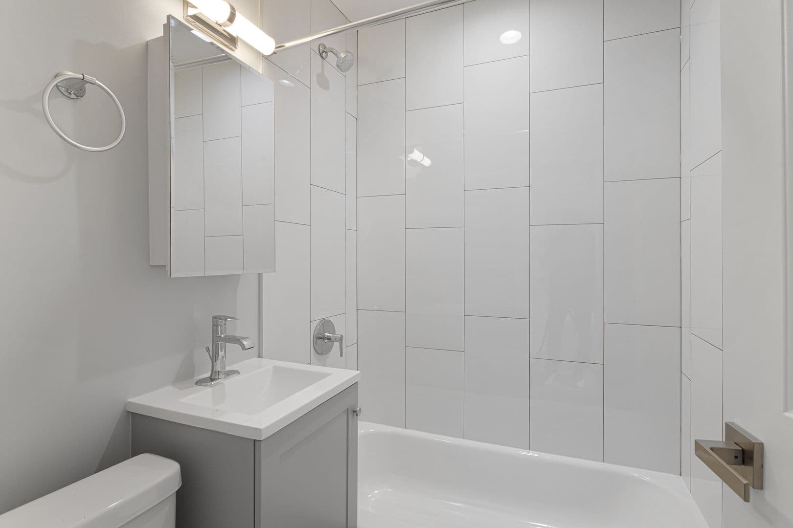 Chicago Apartment: 7070 N Sheridan Rd