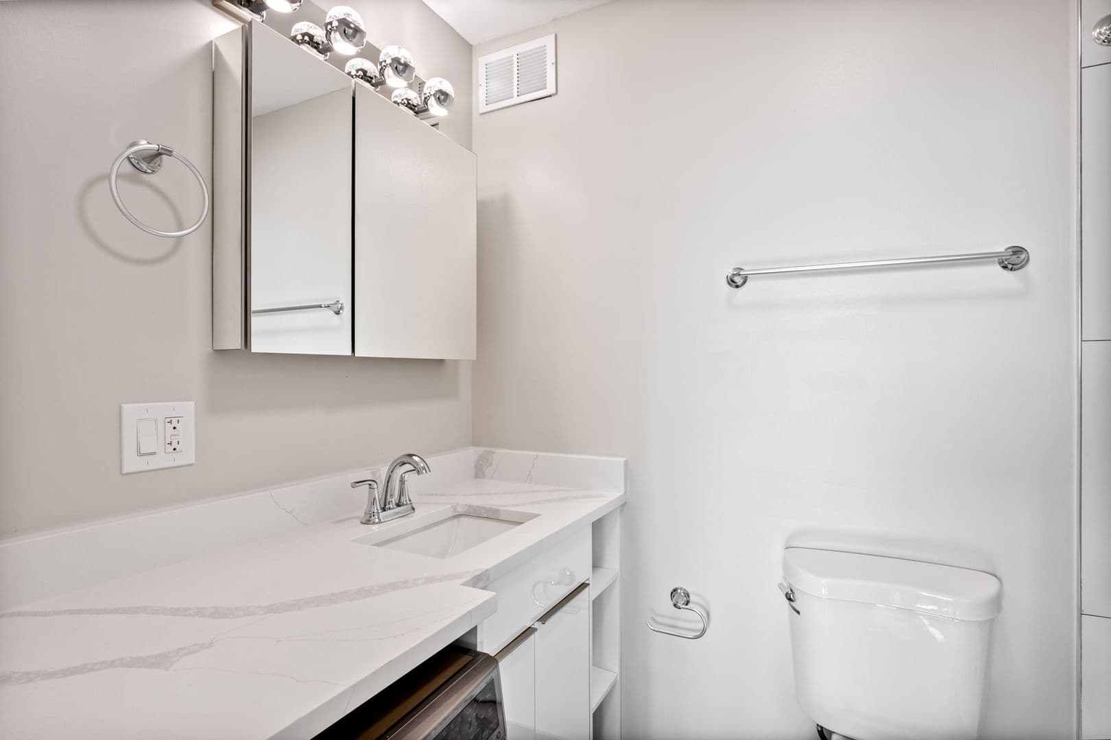 Chicago Apartment: 6166 N Sheridan Rd