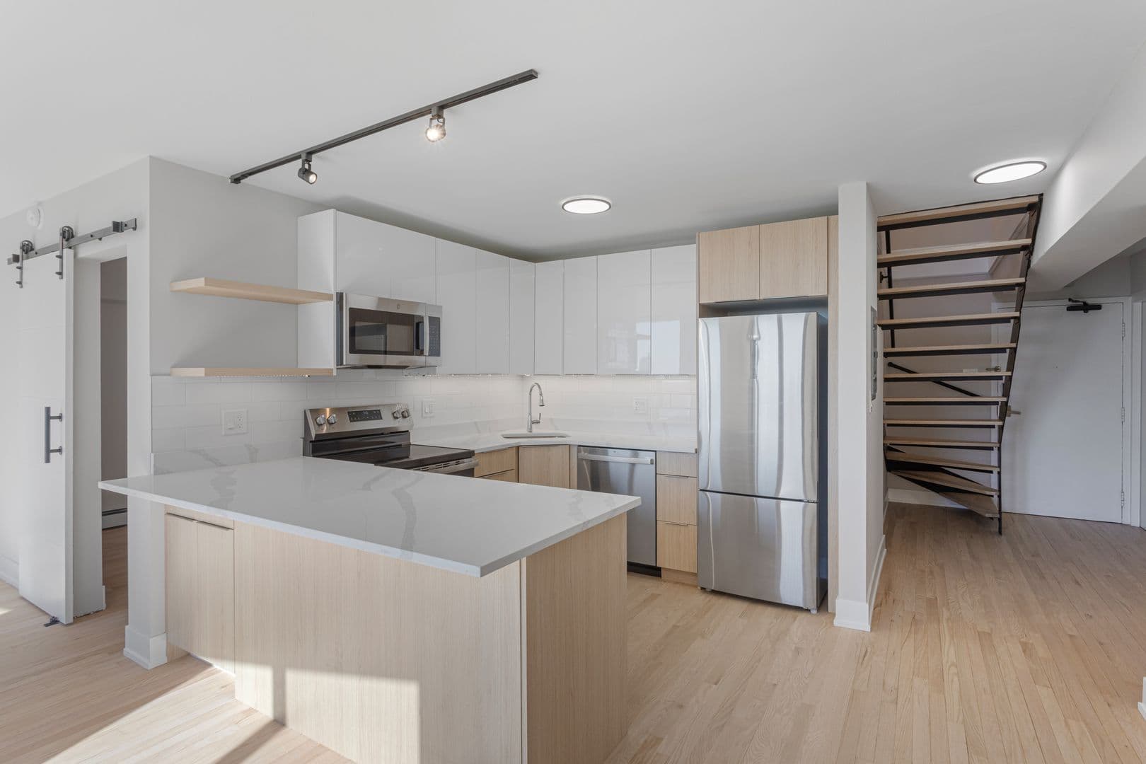 Chicago Apartment: 6166 N Sheridan Rd