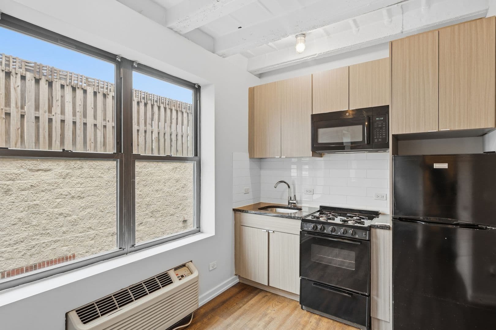 Chicago Apartment: 5718 N Winthrop Avenue
