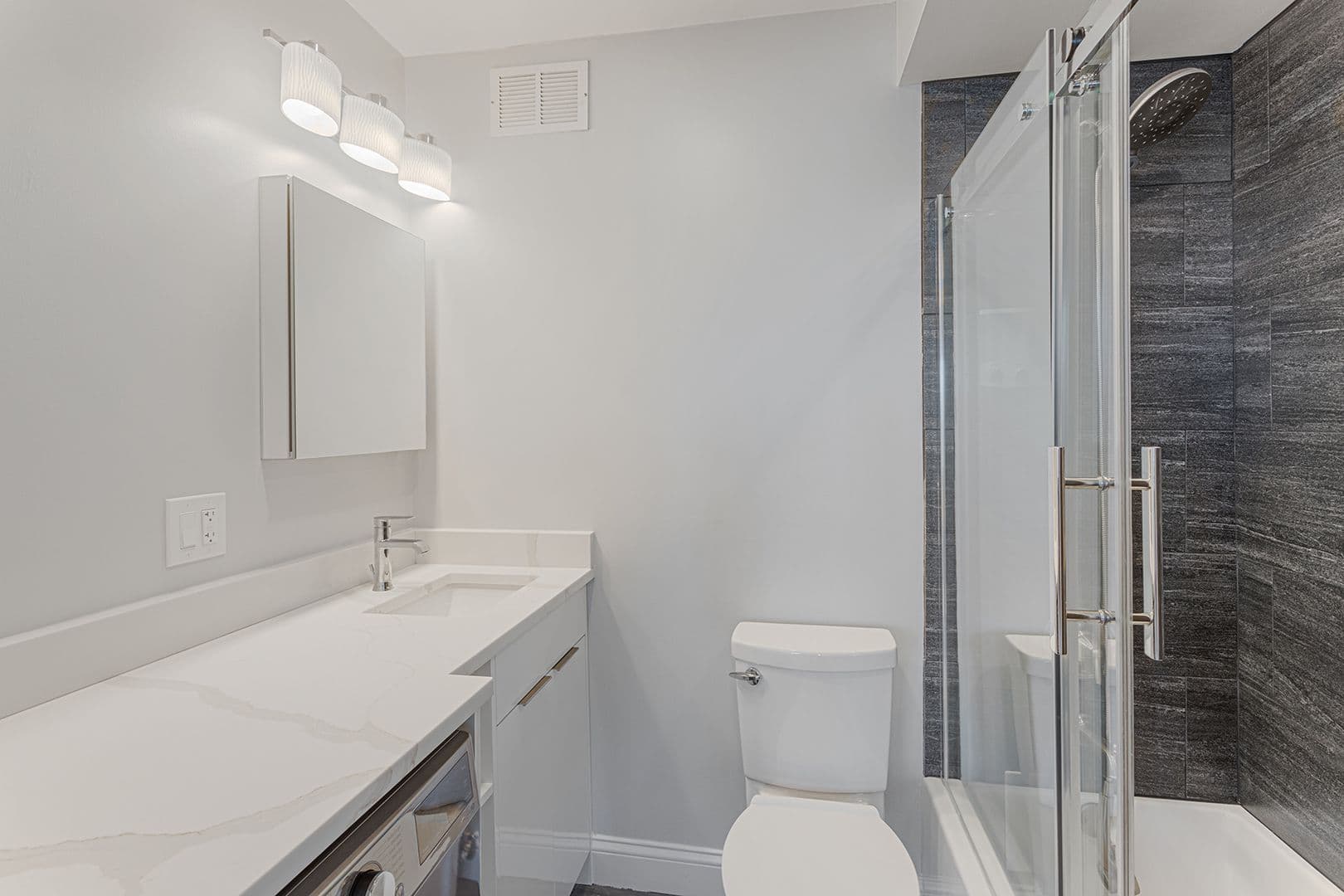 Chicago Apartment: 6166 N Sheridan Rd