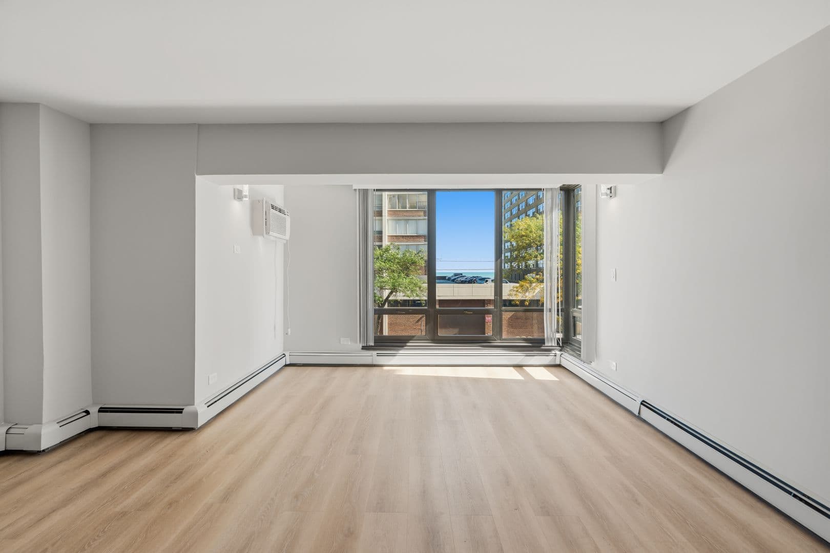Chicago Apartment: 6166 N Sheridan Rd
