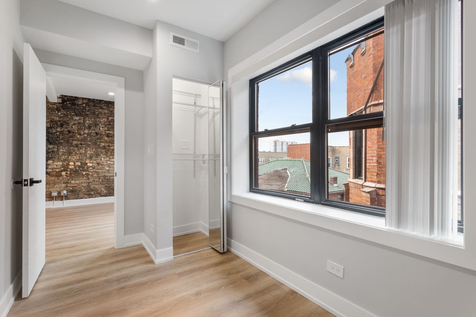 Chicago Apartment: 1548-1558.5 W Juneway