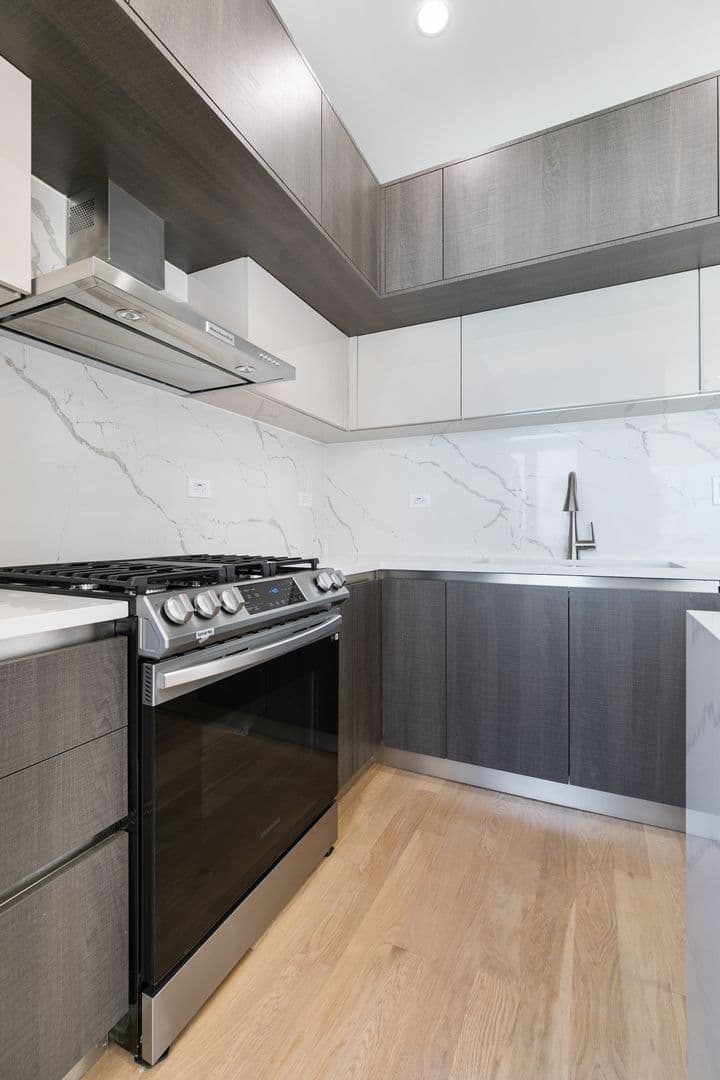 Chicago Apartment: 7729-31 N Eastlake Terrace