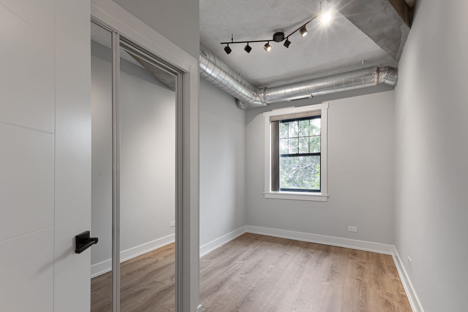 Chicago Apartment: 7645 N Sheridan Rd