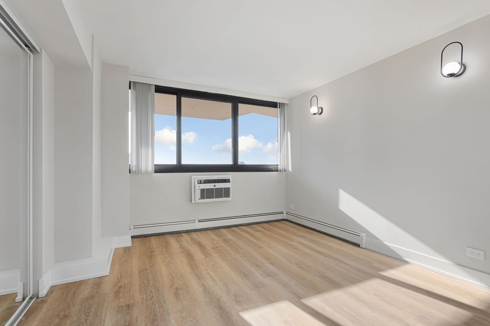 Chicago Apartment: 6166 N Sheridan Rd