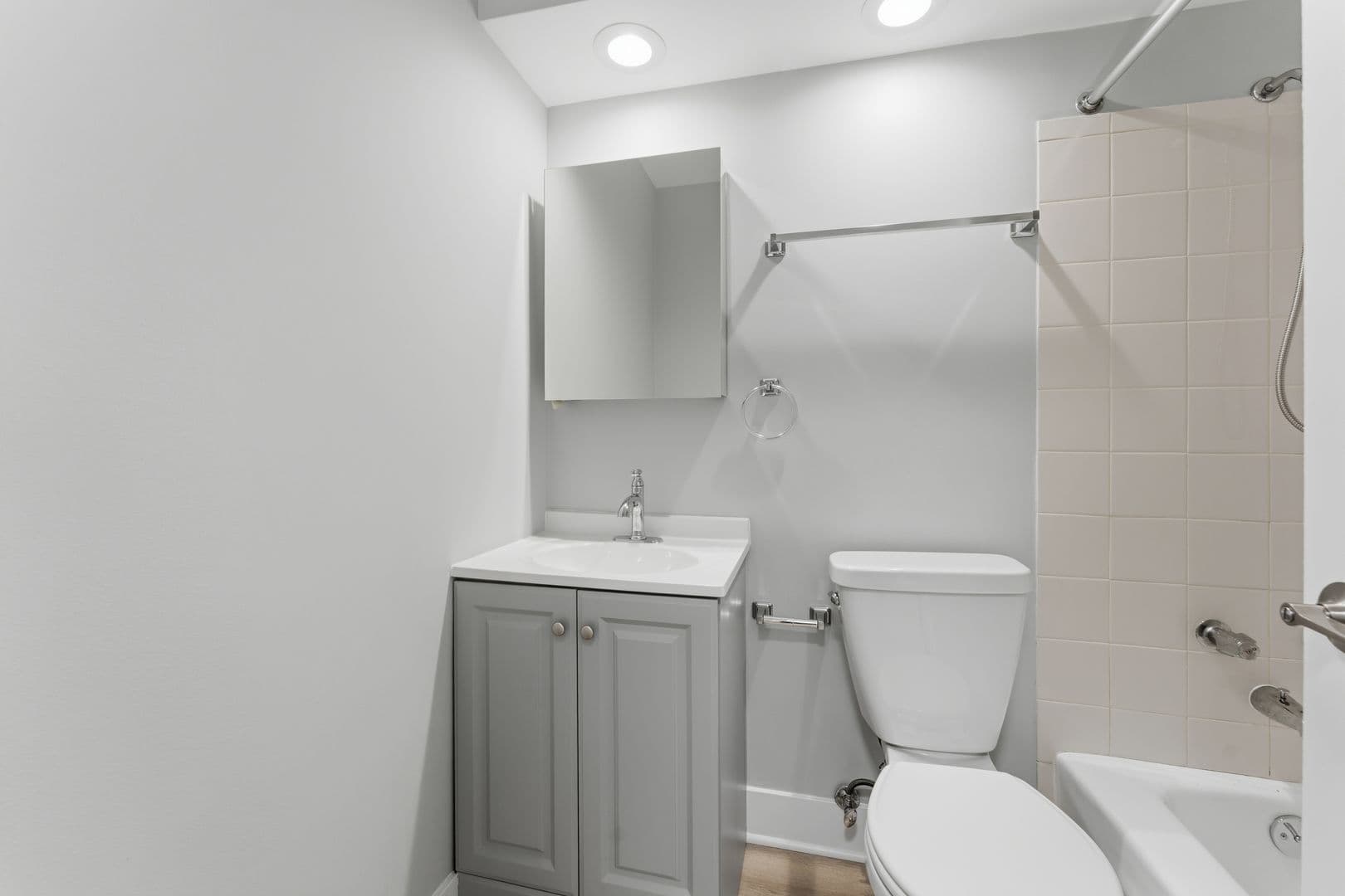 Chicago Apartment: 6758 N. Sheridan Rd.