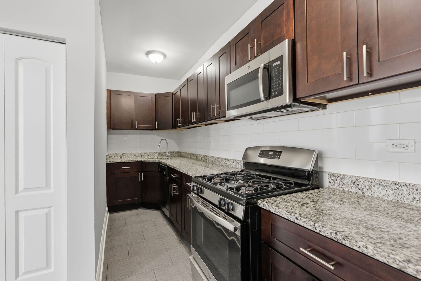 Chicago Apartment: 1608 W Sherwin Ave