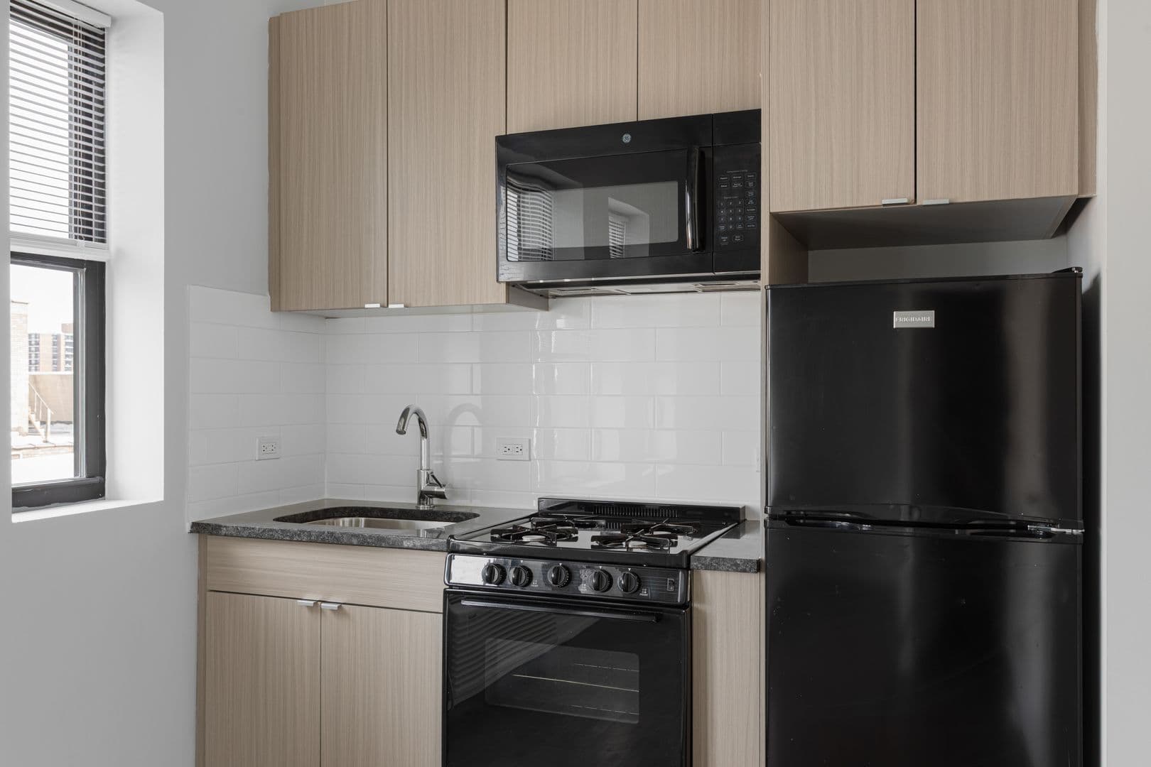 Chicago Apartment: 5718 N Winthrop Avenue