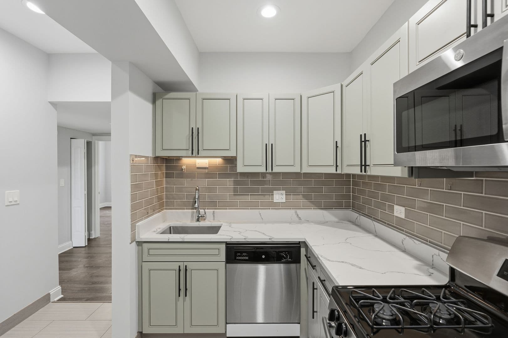 Chicago Apartment: 6100-6118 N Winthrop Ave