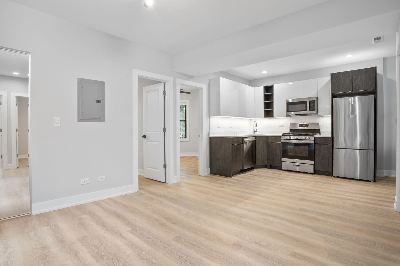 Chicago Apartment: 1548-1558.5 W Juneway