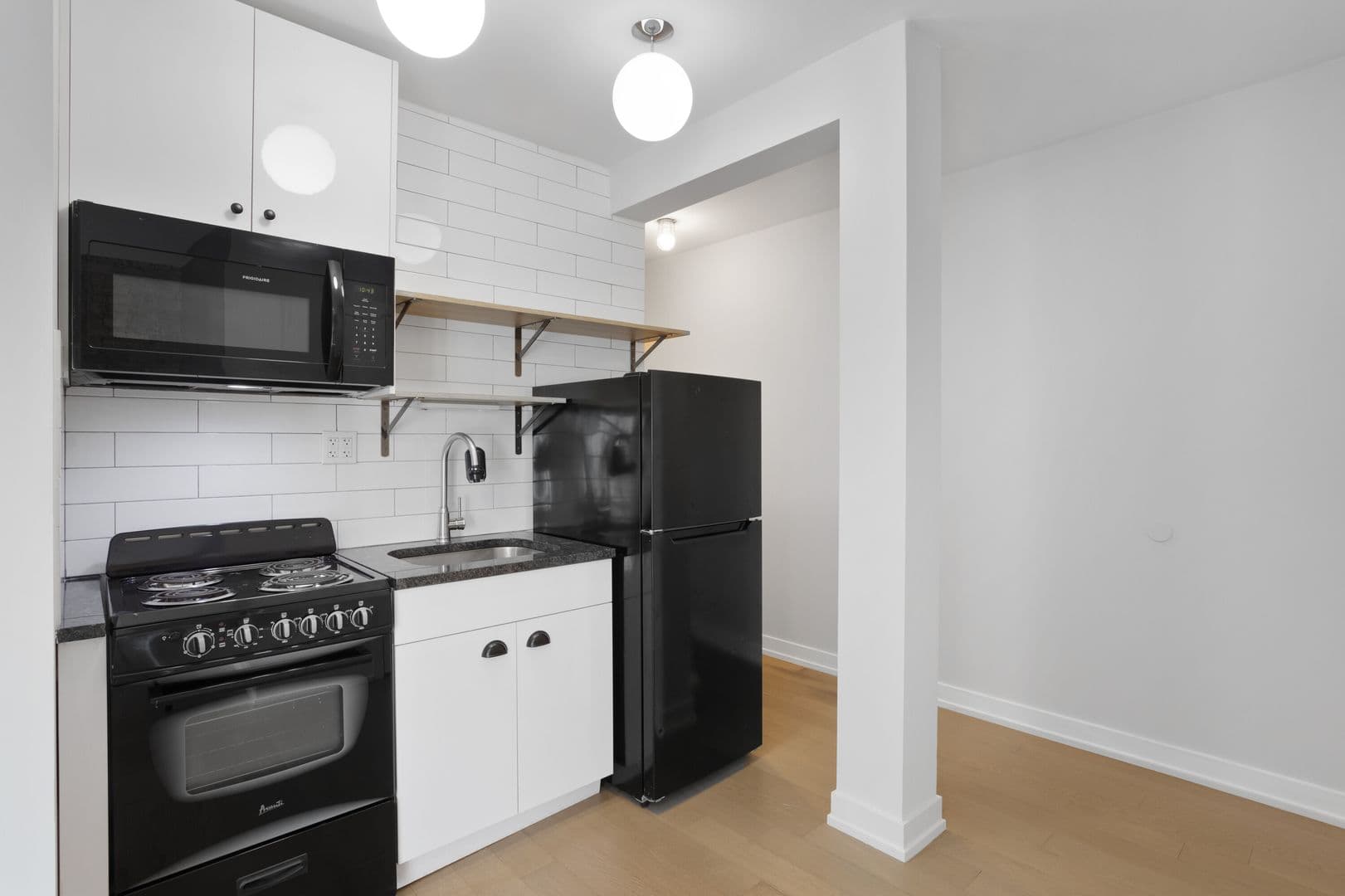 Chicago Apartment: 6019 N Winthrop Avenue