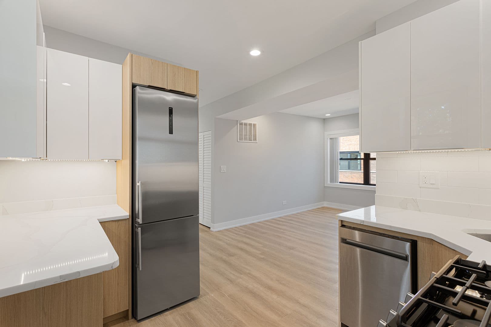 Chicago Apartment: 1548-1558.5 W Juneway