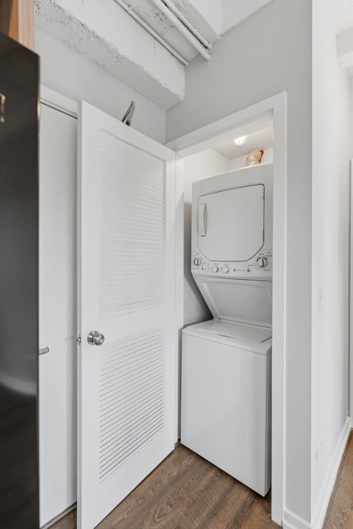Chicago Apartment: 5718 N Winthrop Avenue