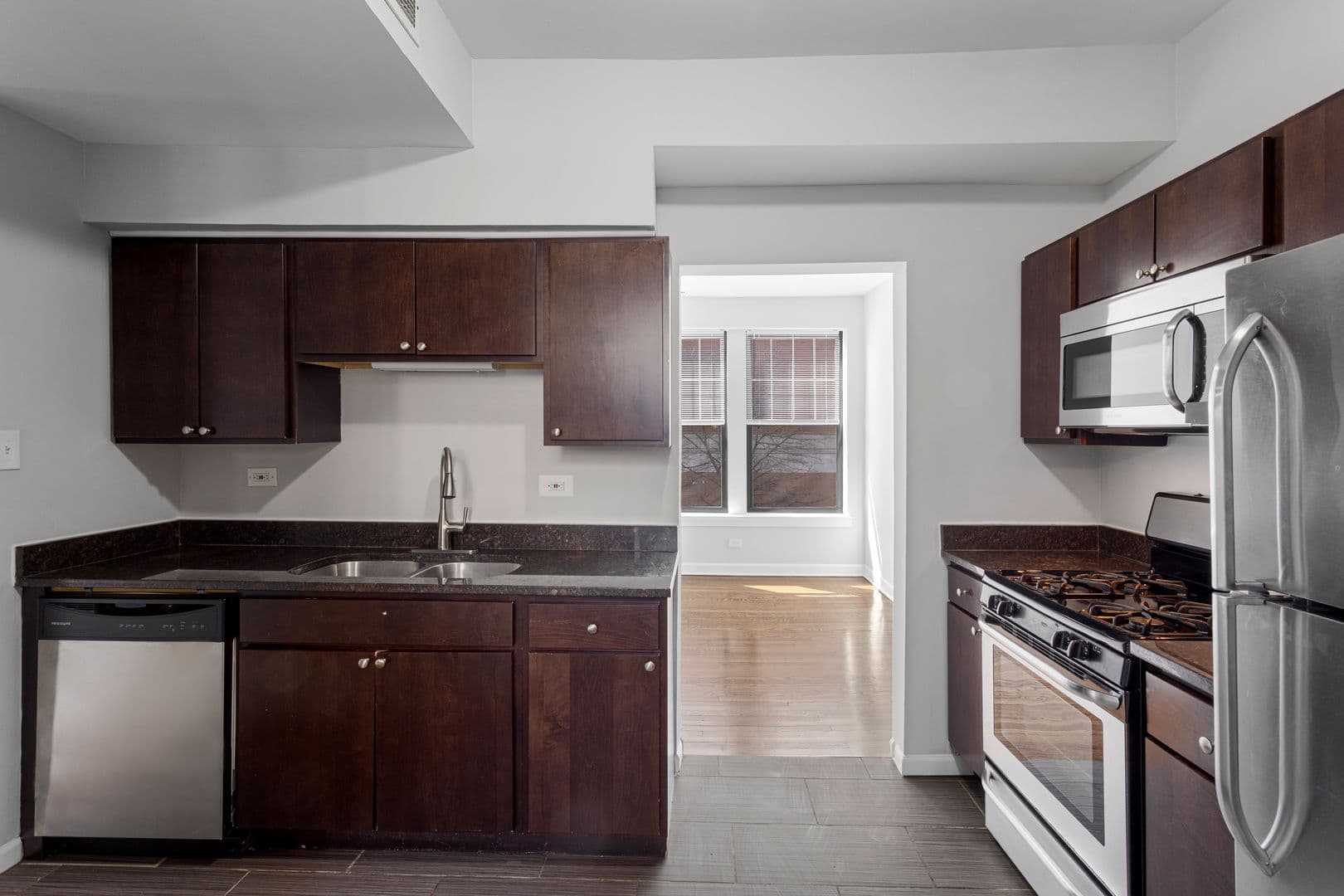 Chicago Apartment: 7700-7706 N Marshfield Ave; 1638-1642 W Jonquil Ter